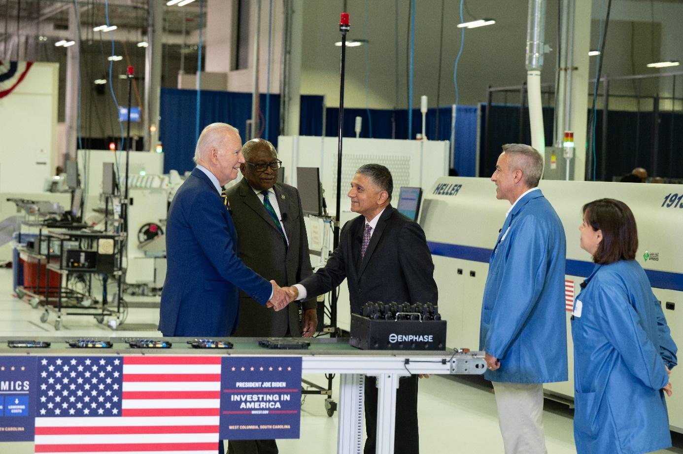 Obsah obrázku oblečení, osoba, muž, Zaměstnání

Popis byl vytvořen automaticky