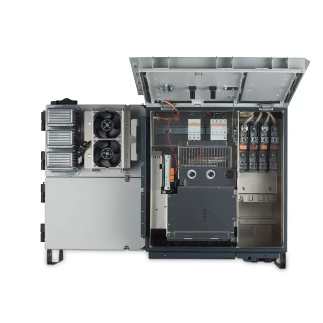 Obsah obrázku - Střídač Fronius Tauro pohled dovnitř zařízení s odklopeným krytem.